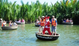 Video: Ông già Noel nhảy Gangnam Style trên thuyền thúng ở Hội An